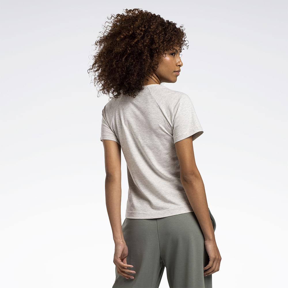Camiseta Reebok Essential V Manga curta Feminina